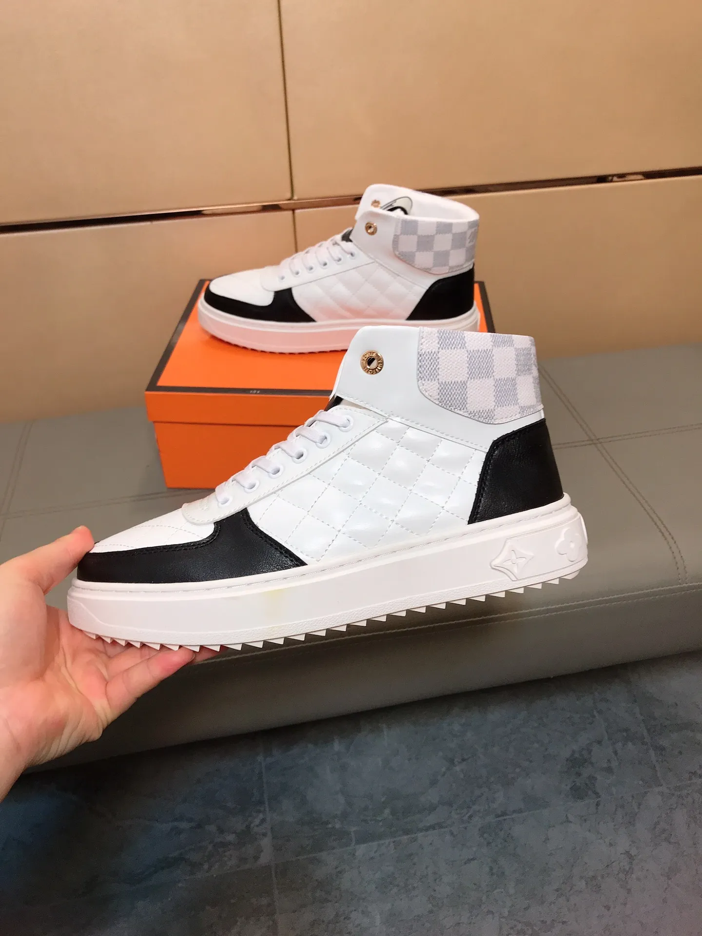 Factory price 400 👟👟🤝 (LV Louis Vuitton) New Korean style high-top casual shoes for men [Proud] hot style, imported cowhide with original printing, genuine leather lining, wear-resistant and non-slip rubber outsole. If you are still worried about wearing matching shoes, then these shoes are your best choice! Code number: 38-44